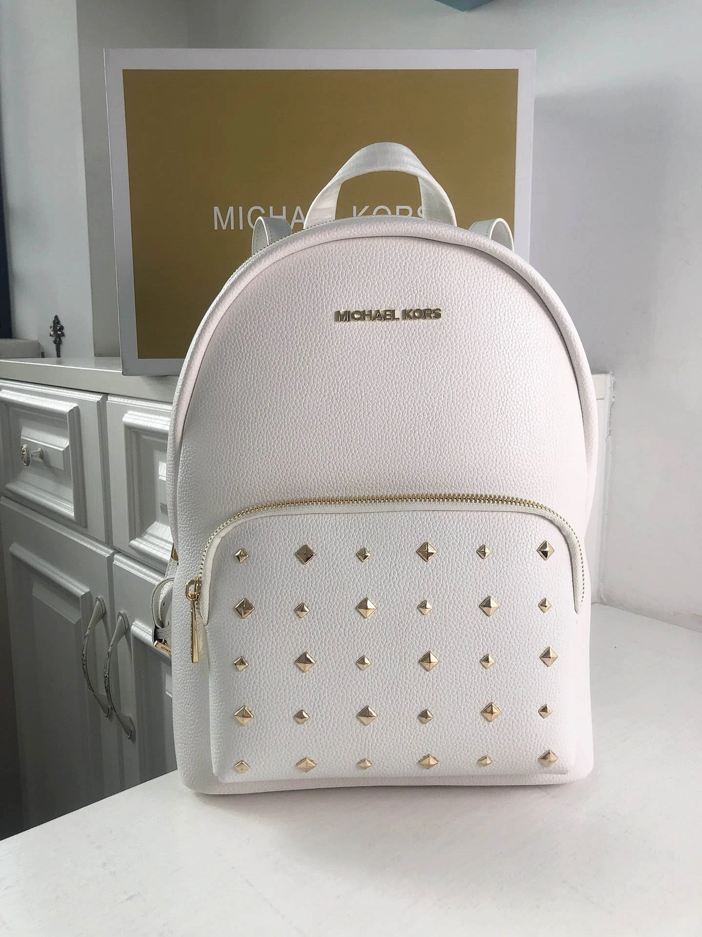 093926d455394710943214efe644a8bb.webp MK Rhea printed studded shoulder bag Model: 2106: Size: 26m Height: 32 Width: 14 - Image 1