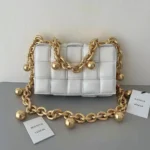 BV Chain Pillow Bag Size: 26x18cm 680070