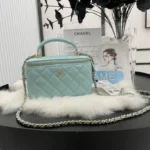 Chanel Hand Cosmetic Bag Size: 11*8.5*7cm 17*9.5*8cm Model Number: AP2199