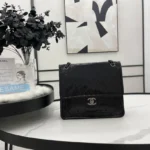 Chanel messenger bag Dimensions: 28x23x8cm