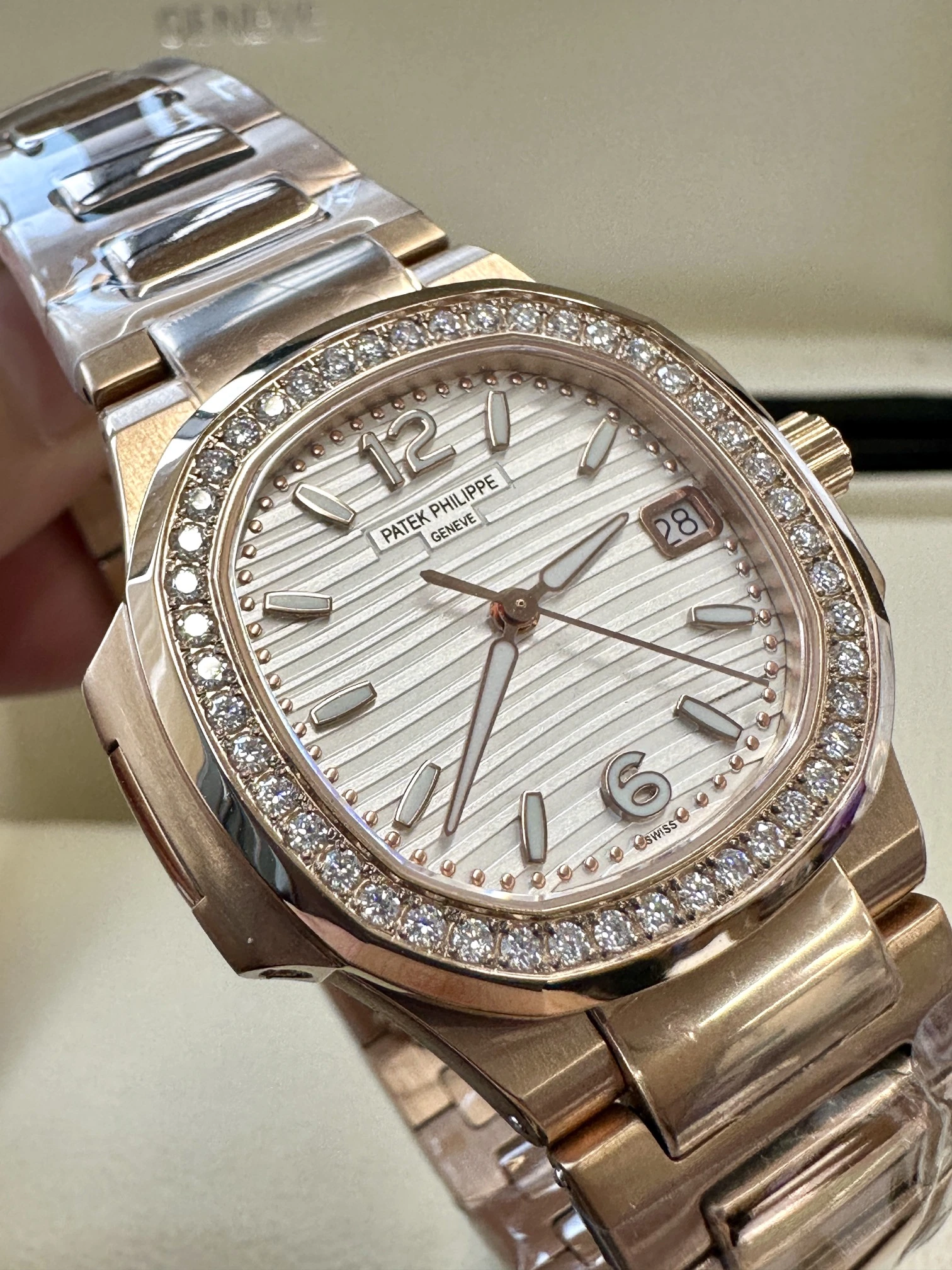 c3d19831c15c7e802794f9720c02e089-2.webp PP Women's Nautilus Ref.7010 series 32MM×6.9MM Free leather strap - Image 1