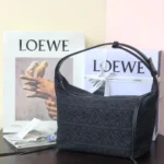 Shoulder bag Size: 27-21-16.5cm